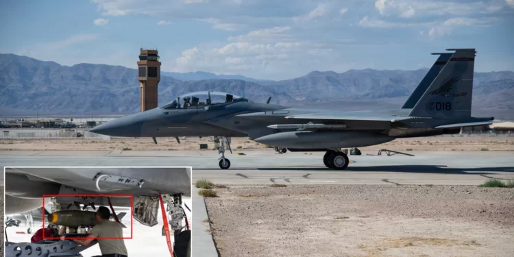 F-15EX Eagle II de la 142.ª Ala de la Guardia Nacional Aérea de Oregón durante operaciones desde la Base Aérea de Nellis, Nevada. En el recuadro, personal de la USAF carga una bomba real de 227 kg antes del primer lanzamiento operativo de este tipo con el F-15EX.