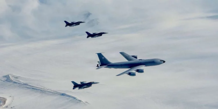 NORAD desplegó cazas F-16 de la Fuerza Aérea de Estados Unidos desde Alaska hacia Groenlandia para probar despliegues rápidos y operaciones aéreas en el Ártico.