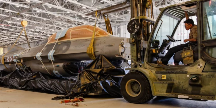 F-16 Fighting Falcon retirado para recuperar piezas destinadas a otros aviones