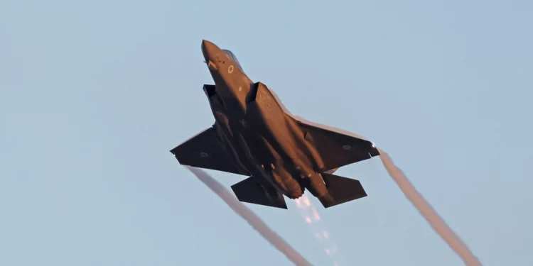 Un F-35 Adir del Escuadrón 140 participa en una exhibición de la Fuerza Aérea de Israel en la base aérea de Hatzerim, en el desierto del Néguev, el 29 de junio de 2023.