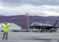 Militares y pilotos de Estados Unidos, Dinamarca y Canadá en Kangerlussuaq, Groenlandia