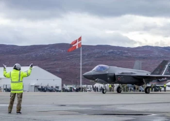 Militares y pilotos de Estados Unidos, Dinamarca y Canadá en Kangerlussuaq, Groenlandia