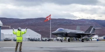 Militares y pilotos de Estados Unidos, Dinamarca y Canadá en Kangerlussuaq, Groenlandia