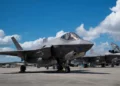 F-35 Lightning II de Estados Unidos en tierra durante la ampliación de la red de sostenimiento para operaciones dispersas.