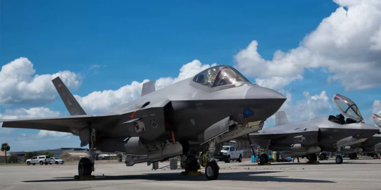 F-35 Lightning II de Estados Unidos en tierra durante la ampliación de la red de sostenimiento para operaciones dispersas.