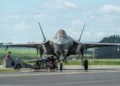 Dos cazas F-35A Lightning II australianos durante el ejercicio Agile Tasman en la base RNZAF Ohakea, Nueva Zelanda.
