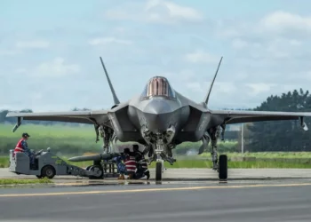 Dos cazas F-35A Lightning II australianos durante el ejercicio Agile Tasman en la base RNZAF Ohakea, Nueva Zelanda.