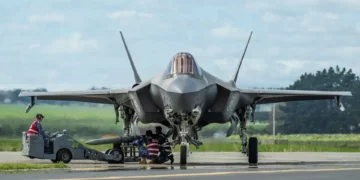 Dos cazas F-35A Lightning II australianos durante el ejercicio Agile Tasman en la base RNZAF Ohakea, Nueva Zelanda.