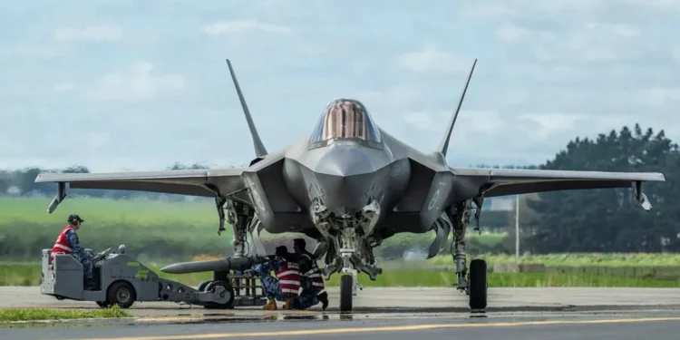 Dos cazas F-35A Lightning II australianos durante el ejercicio Agile Tasman en la base RNZAF Ohakea, Nueva Zelanda.