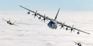 Marines de Estados Unidos emplearon KC-130J Super Hercules para sostener y reposicionar cazas F-35B durante la Operación Slingshot en el Indo-Pacífico.