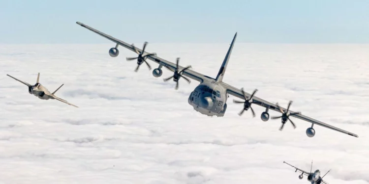 Marines de Estados Unidos emplearon KC-130J Super Hercules para sostener y reposicionar cazas F-35B durante la Operación Slingshot en el Indo-Pacífico.