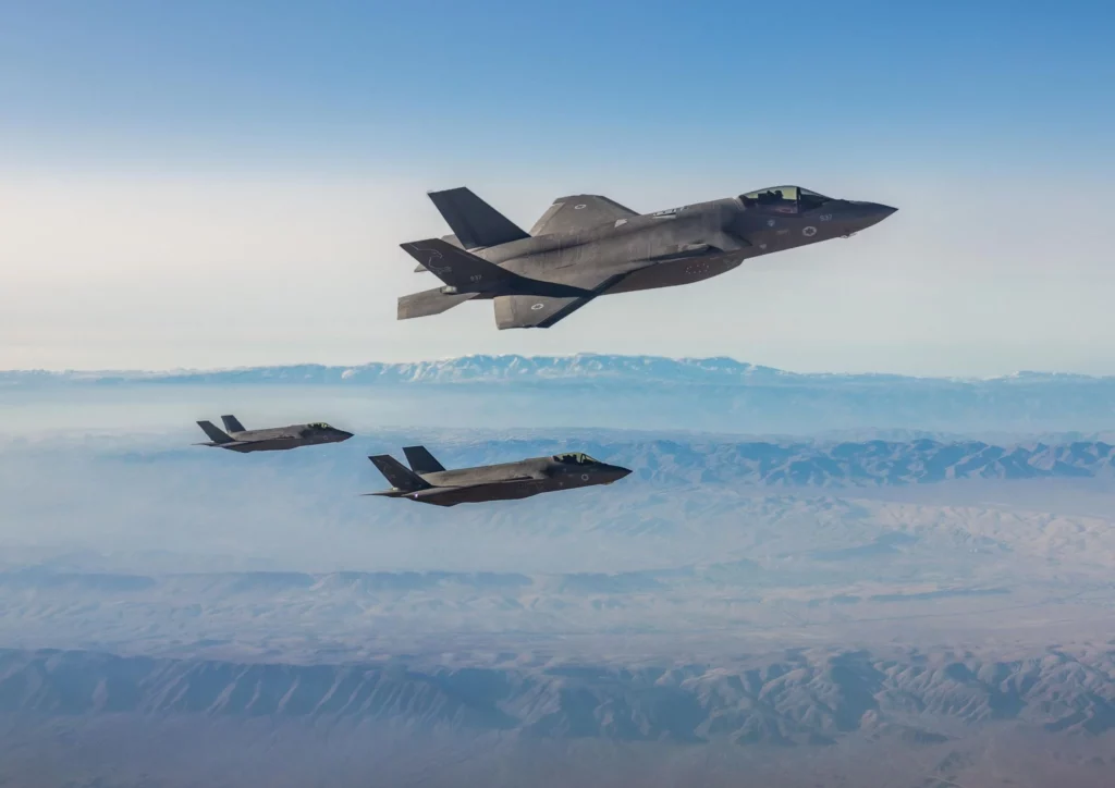 Cazas F-35I de la Fuerza Aérea de Israel parten para realizar ataques en Irán, en una imagen publicada por el ejército el 15 de marzo de 2026.