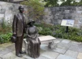 Estatuas de Henry y Clara Ford frente al jardín de su histórica casa Fair Lane en Dearborn, Michigan, el 2 de septiembre de 2026.