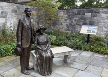 Estatuas de Henry y Clara Ford frente al jardín de su histórica casa Fair Lane en Dearborn, Michigan, el 2 de septiembre de 2026.