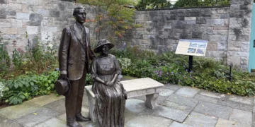 Estatuas de Henry y Clara Ford frente al jardín de su histórica casa Fair Lane en Dearborn, Michigan, el 2 de septiembre de 2026.