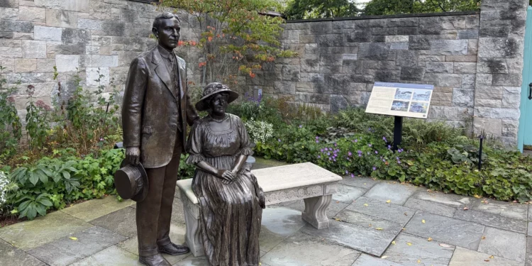 Estatuas de Henry y Clara Ford frente al jardín de su histórica casa Fair Lane en Dearborn, Michigan, el 2 de septiembre de 2026.
