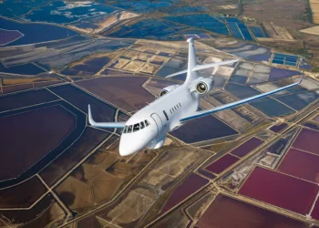 The Falcon 2000 LXS Albatros is the French Navy’s new twin-engine maritime surveillance and intervention aircraft, combining a range of 4,000 nmi (7,400 km) and an eight-hour endurance to replace the Falcon 50M and Falcon 200 Guardian. (Picture source: French MoD)