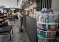 Un hombre recibe sus medicamentos en una farmacia de Teherán, Irán, el 29 de agosto de 2026.
