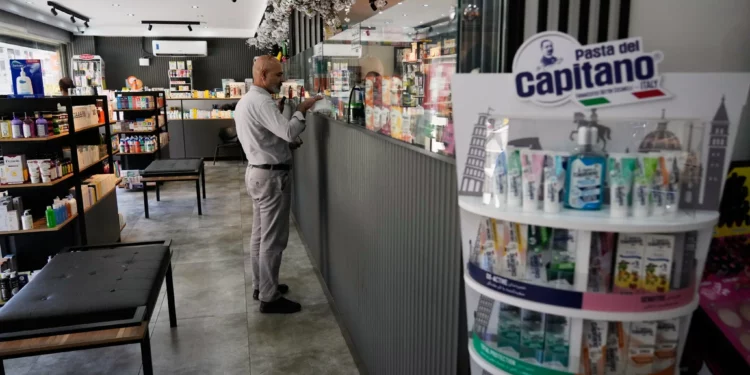 Un hombre recibe sus medicamentos en una farmacia de Teherán, Irán, el 29 de agosto de 2026.