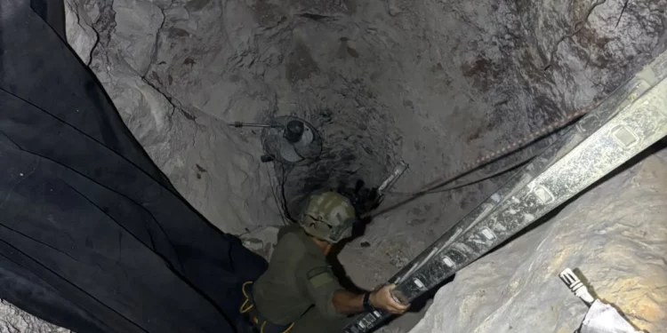 Tropas de la unidad de ingeniería de combate Yahalom de las FDI operan en un pozo en Qalqilya, Cisjordania, el 23 de septiembre de 2026.