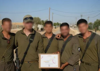 IDF soldiers with Rosh Hashanah package