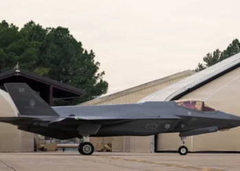 Un F-35A Lightning II de la Fuerza Aérea Finlandesa aterriza en la Base de la Guardia Nacional Aérea de Ebbing el 18 de febrero de 2026.