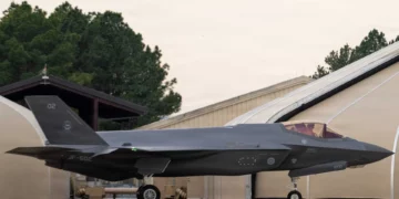 Un F-35A Lightning II de la Fuerza Aérea Finlandesa aterriza en la Base de la Guardia Nacional Aérea de Ebbing el 18 de febrero de 2026.