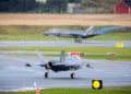Los dos primeros F-35A Lightning II de Finlandia tras su llegada a Rovaniemi.