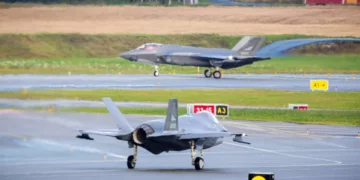 Los dos primeros F-35A Lightning II de Finlandia tras su llegada a Rovaniemi.
