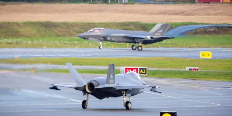 Los dos primeros F-35A Lightning II de Finlandia tras su llegada a Rovaniemi.