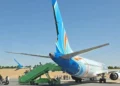 Pasajeros bajan de un Boeing 737 MAX de flydubai en Tabuk, Arabia Saudita, con daños visibles en el timón de dirección tras la emergencia del 30 de septiembre de 2026.