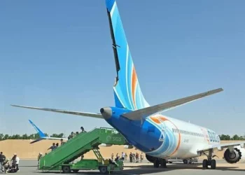 Pasajeros bajan de un Boeing 737 MAX de flydubai en Tabuk, Arabia Saudita, con daños visibles en el timón de dirección tras la emergencia del 30 de septiembre de 2026.