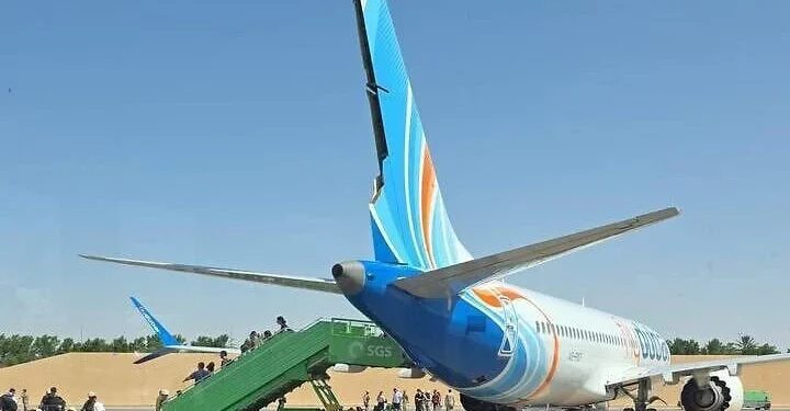 Pasajeros bajan de un Boeing 737 MAX de flydubai en Tabuk, Arabia Saudita, con daños visibles en el timón de dirección tras la emergencia del 30 de septiembre de 2026.
