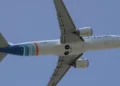 Un pasajero con la camisa ensangrentada a bordo de un vuelo de Flydubai de Dubái a Tel Aviv, el 30 de septiembre de 2026.