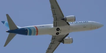 Un pasajero con la camisa ensangrentada a bordo de un vuelo de Flydubai de Dubái a Tel Aviv, el 30 de septiembre de 2026.