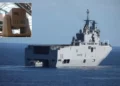 Buque anfibio clase Mistral de la Armada francesa con un lanzador Rampart instalado en el sector delantero de estribor.