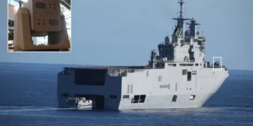 Buque anfibio clase Mistral de la Armada francesa con un lanzador Rampart instalado en el sector delantero de estribor.