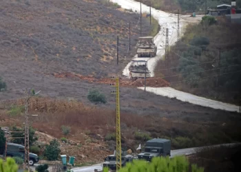 Fuerzas israelíes avanzan hacia las afueras de Deir Mimas, cerca de una posición recién establecida del ejército libanés, el 18 de septiembre de 2026.