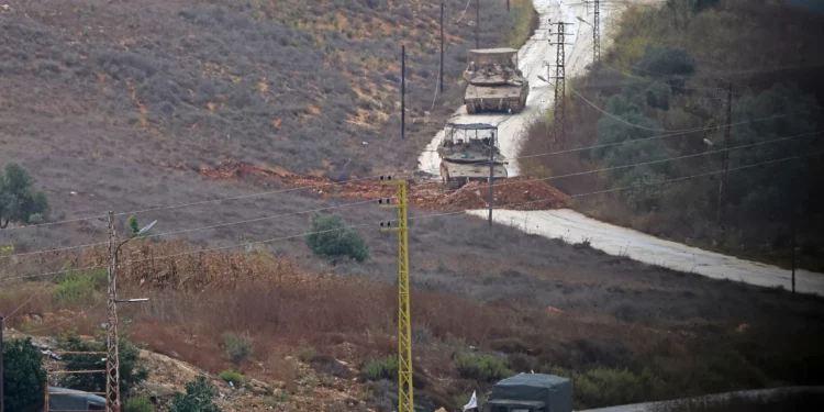 Fuerzas israelíes avanzan hacia las afueras de Deir Mimas, cerca de una posición recién establecida del ejército libanés, el 18 de septiembre de 2026.