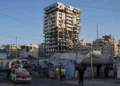 Tiendas de campaña para palestinos desplazados y un mercado rodean un edificio muy dañado en Ciudad de Gaza, el 17 de septiembre de 2026.