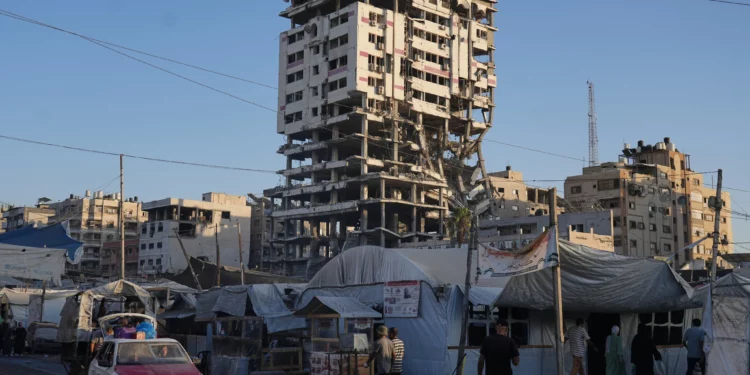 Tiendas de campaña para palestinos desplazados y un mercado rodean un edificio muy dañado en Ciudad de Gaza, el 17 de septiembre de 2026.