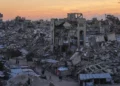 Palestinos caminan entre edificios dañados por la guerra en Ciudad de Gaza, en el norte de la Franja, el 23 de septiembre de 2026.