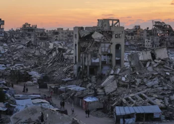 Palestinos caminan entre edificios dañados por la guerra en Ciudad de Gaza, en el norte de la Franja, el 23 de septiembre de 2026.