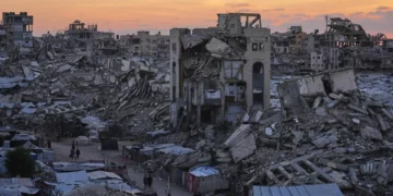 Palestinos caminan entre edificios dañados por la guerra en Ciudad de Gaza, en el norte de la Franja, el 23 de septiembre de 2026.