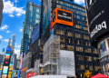 Valla digital de la campaña Gaza GenoLIE en Times Square, junto al mercado Nasdaq.