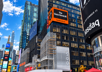 Valla digital de la campaña Gaza GenoLIE en Times Square, junto al mercado Nasdaq.