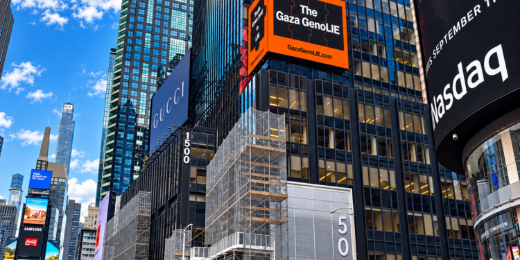 Valla digital de la campaña Gaza GenoLIE en Times Square, junto al mercado Nasdaq.