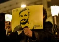 Activistas sostienen una imagen de Giulio Regeni ante el Parlamento italiano en Roma el 25 de enero de 2017.