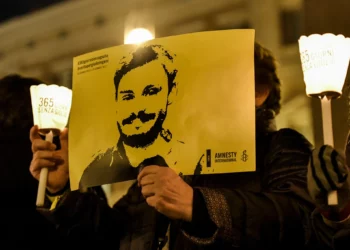 Activistas sostienen una imagen de Giulio Regeni ante el Parlamento italiano en Roma el 25 de enero de 2017.