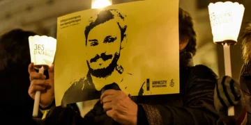 Activistas sostienen una imagen de Giulio Regeni ante el Parlamento italiano en Roma el 25 de enero de 2017.